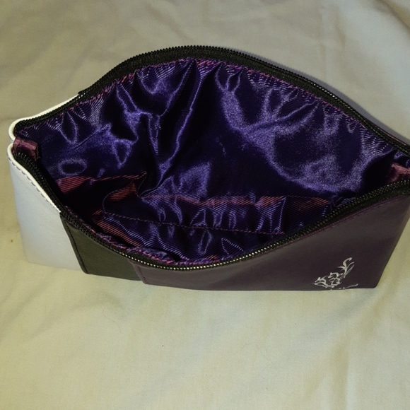 Younique  Makeup carrier. - Picture 2 of 2